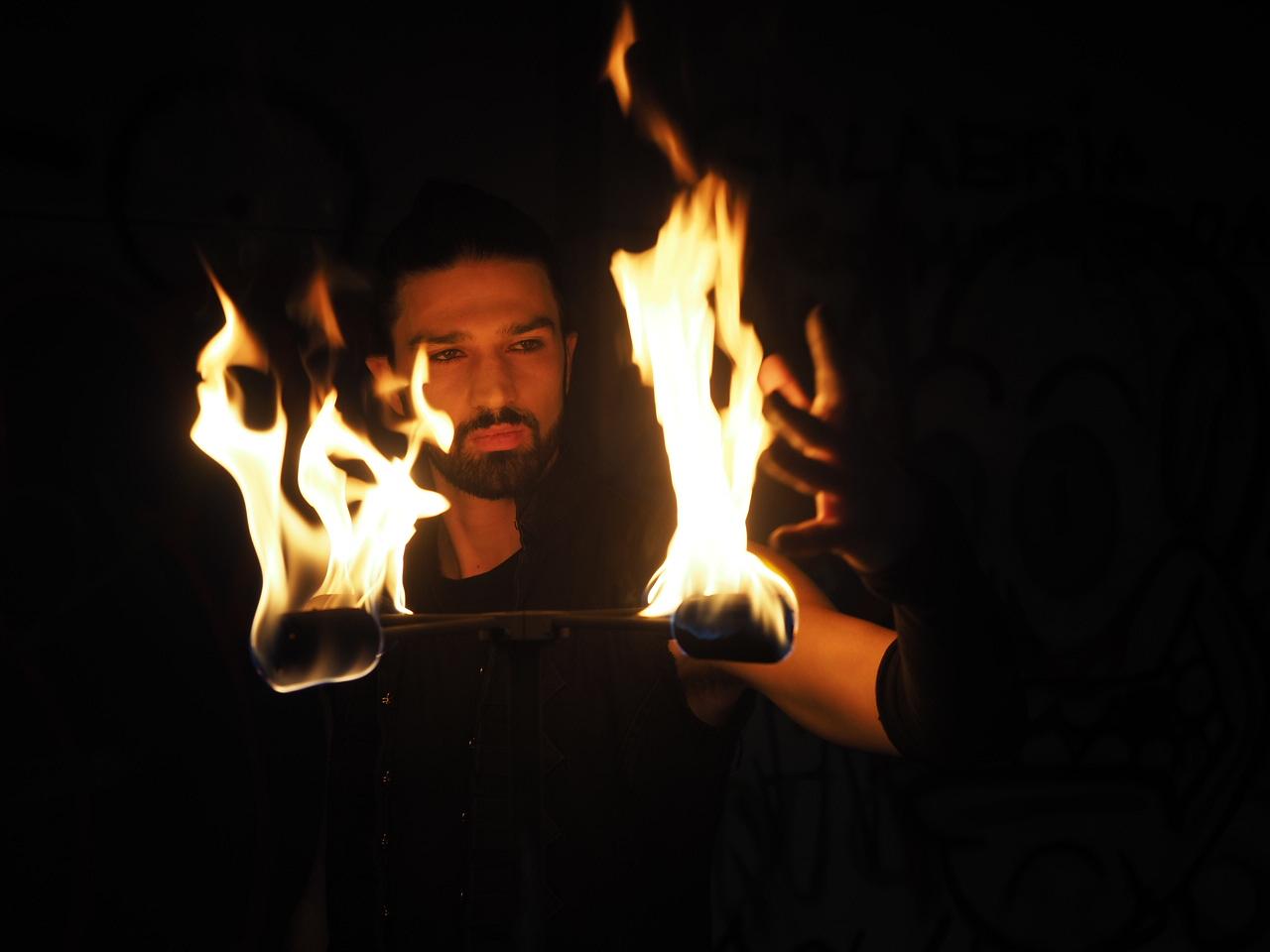 Duo eclissi spettacoli di fuoco