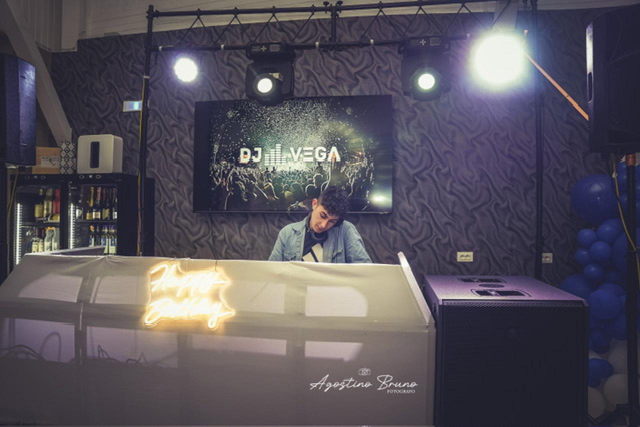 DJ VEGA 