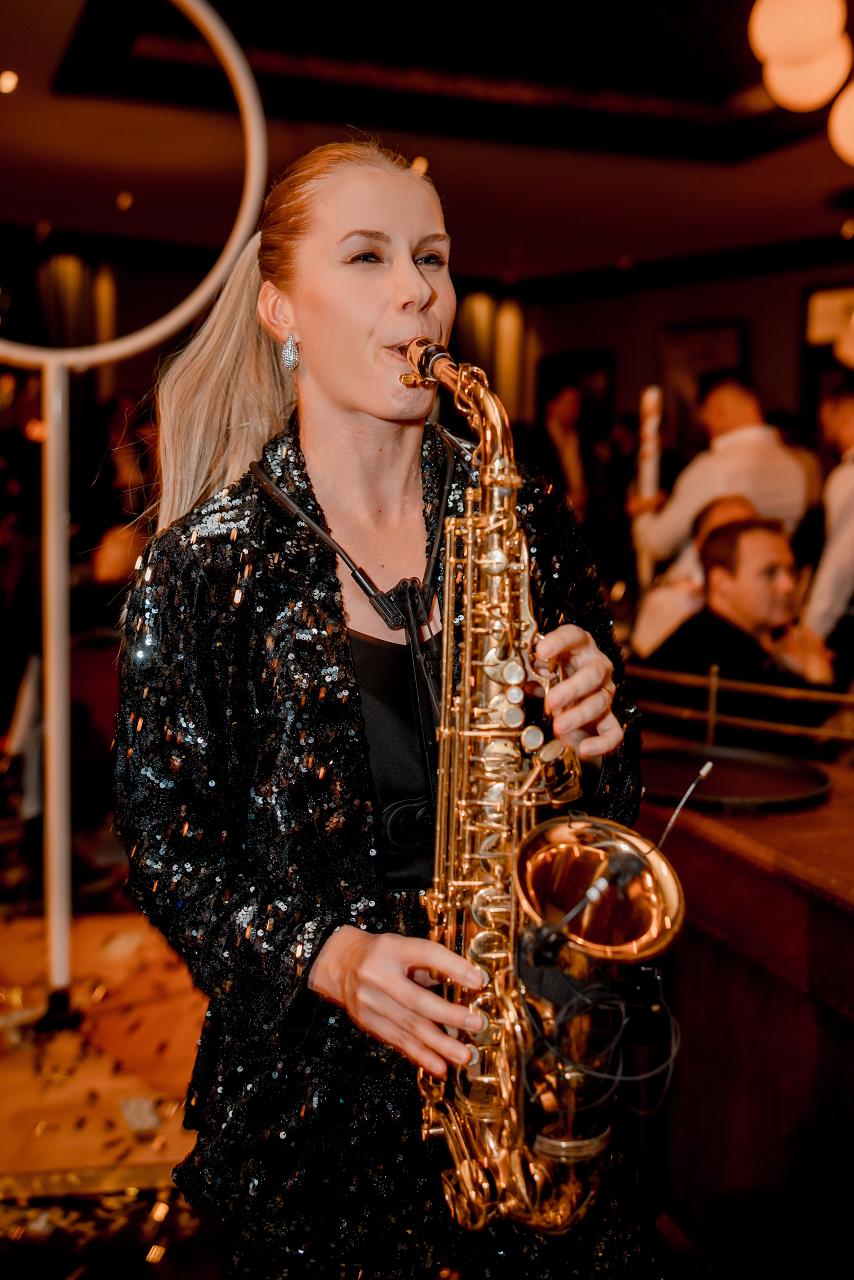 Sara Sax & DJ 