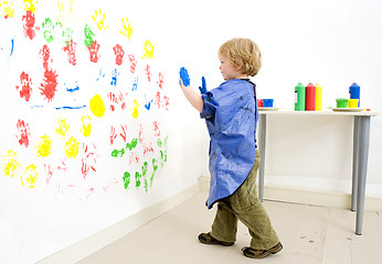 Image showing Boy ready to fingerpaint