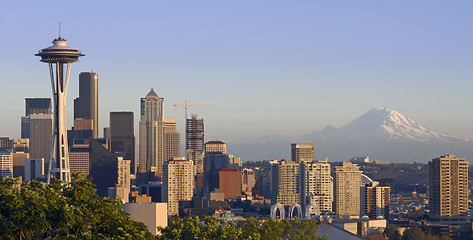 Image showing Seattle and the Mountain