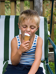 Image showing The child with ice-cream