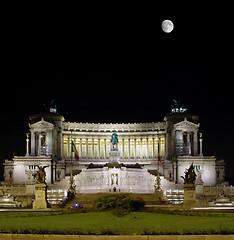 Image showing Il Vittoriano dominates over the Piazza Venezia, Rome, Italy