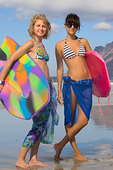 Image showing two woman with  bodyboard on the beach 