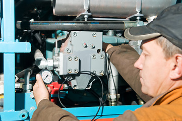 Image showing repairman using manometer