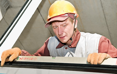 Image showing Builder laborer using level tool