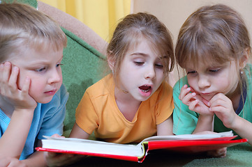 Image showing kids reading the same book