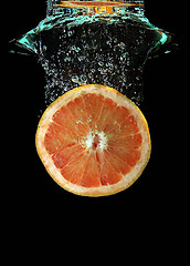 Image showing Grapefruit falling into water
