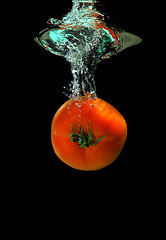 Image showing Tomato is falling into water