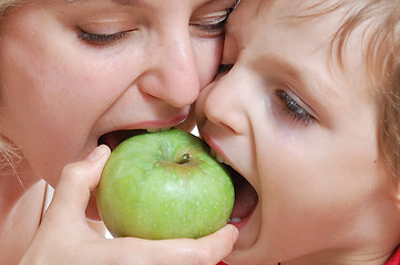 Image showing shared apple