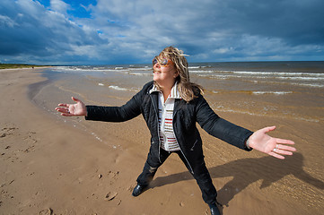 Image showing Adult woman at the sea