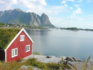 Image showing Red house in Lofoten