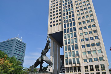 Image showing Statue support a building