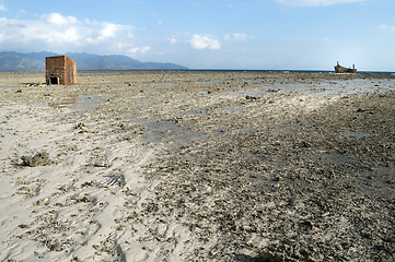 Image showing Low tide in shoreline