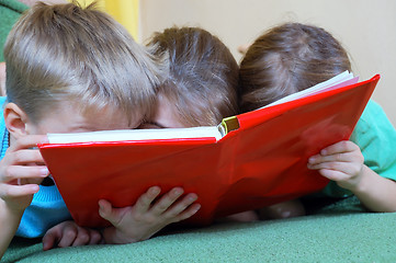 Image showing children reading a book