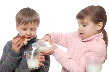 Image showing children having lunch