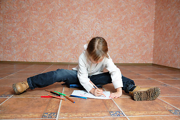 Image showing child sitting on the floor and drawing