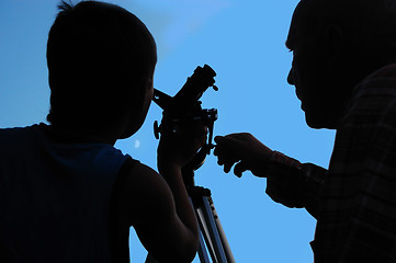 Image showing family discovering the moon with a telescope