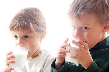 Image showing children drinking milk 