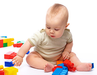 Image showing Little boy with building bricks