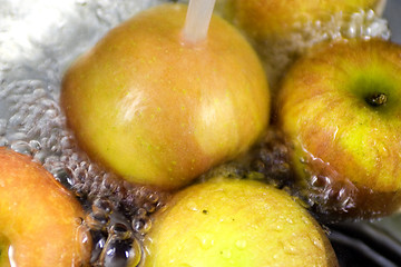 Image showing apples under water