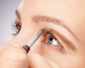 Image showing Applying eyeshadow for young girl