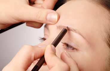 Image showing Penciling eyebrow for young girl