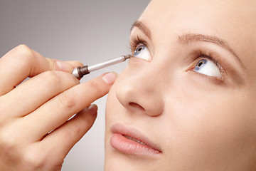 Image showing Applying eyeshadow for young girl