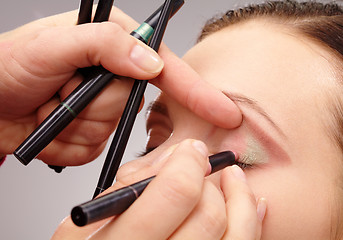 Image showing Applying eyeshadow for young girl