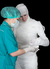 Image showing Doctor to give bandaged patient