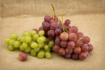 Image showing Still life with red and green ripe grapes