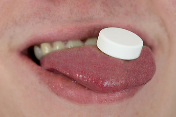 Image showing Tablet on tongue