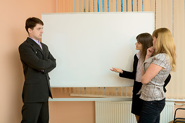 Image showing Office workers discuss work