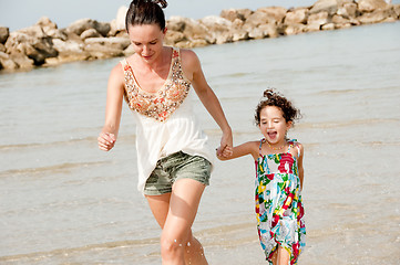 Image showing mother holds daughter