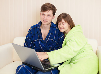 Image showing Young pair on sofa with laptop