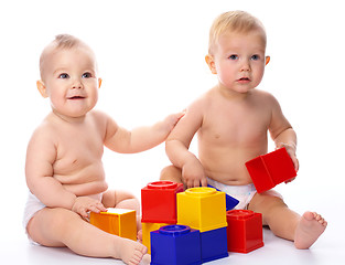 Image showing Two children play with building bricks