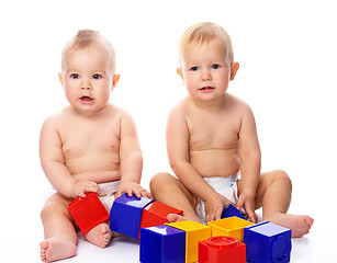 Image showing Two children play with building bricks