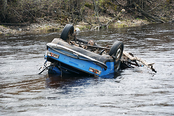 Image showing car in the river 