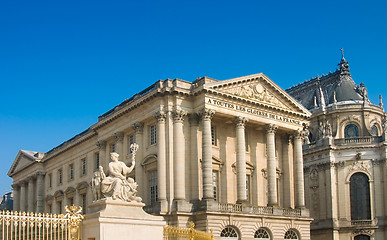 Image showing Palace and statue in Versailles