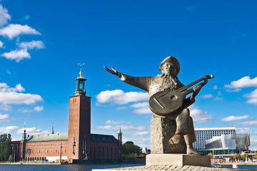 Image showing Evert Taubes monument and Stockholm city hall