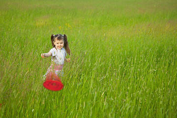 Image showing Little girl starts a flying disk