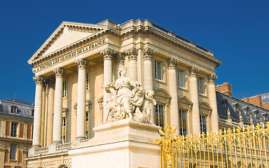 Image showing Statue and palace facade with columns in Versailles