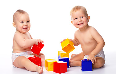 Image showing Two children play with building bricks