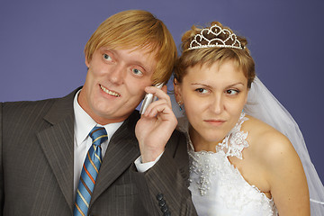 Image showing Bride and groom get phone call