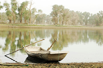 Image showing Boat at lake