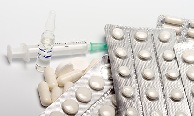 Image showing Tablets, an ampoule and a syringe.