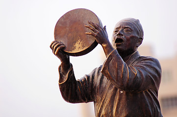 Image showing Statue of a man singing with drum
