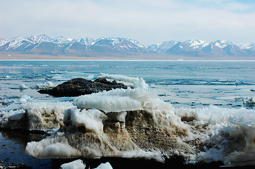 Image showing Icy lake and mountains in Tibet