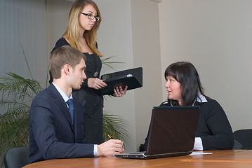 Image showing Businessgroup with laptop