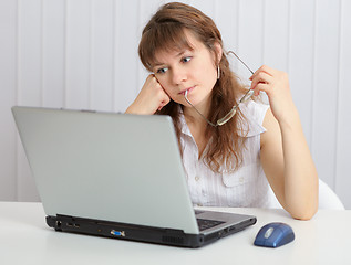 Image showing Woman works with a laptop to Internet